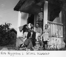Svart vitt foto, åtta personer på trappan till Karsbo 